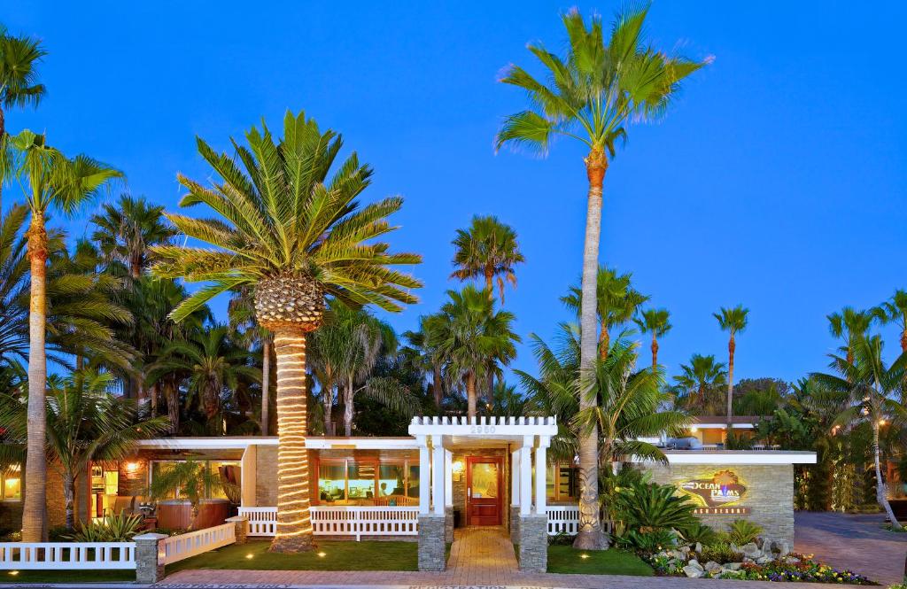卡尔斯巴德海洋棕榈滩度假酒店的房屋前的棕榈树