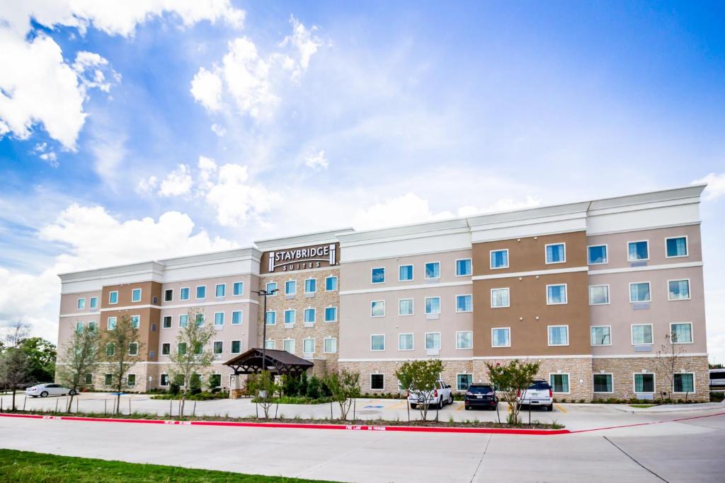 弗赖拉辛Staybridge Suites Plano - Legacy West Area, an IHG Hotel的一座大建筑的 ⁇ 染