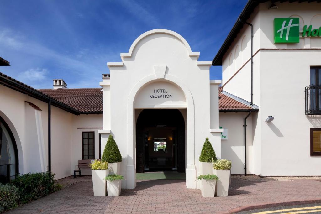 布罗姆斯格罗夫假日伯明翰布罗姆斯格罗夫酒店的带有读取爱尔兰标志的酒店入口