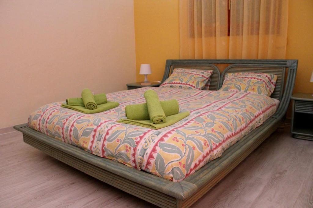 哈隆Casa Gran Vista, appartement, adults only的一间卧室配有一张带两个绿色枕头的床