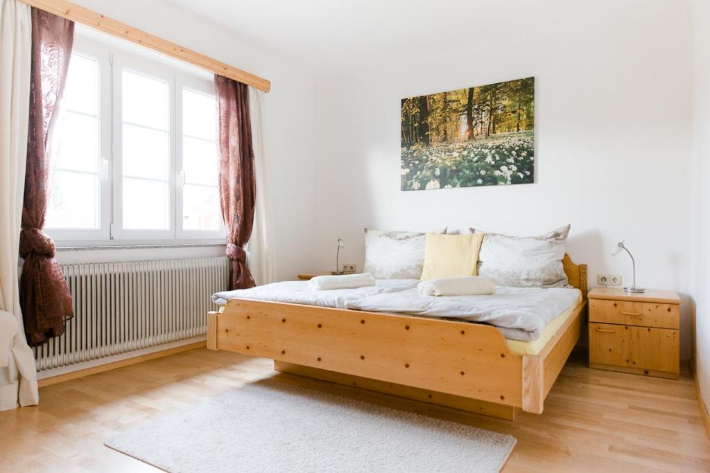 阿特湖畔施泰因巴赫Wohnung am See的一间卧室设有一张木床和一个窗户。