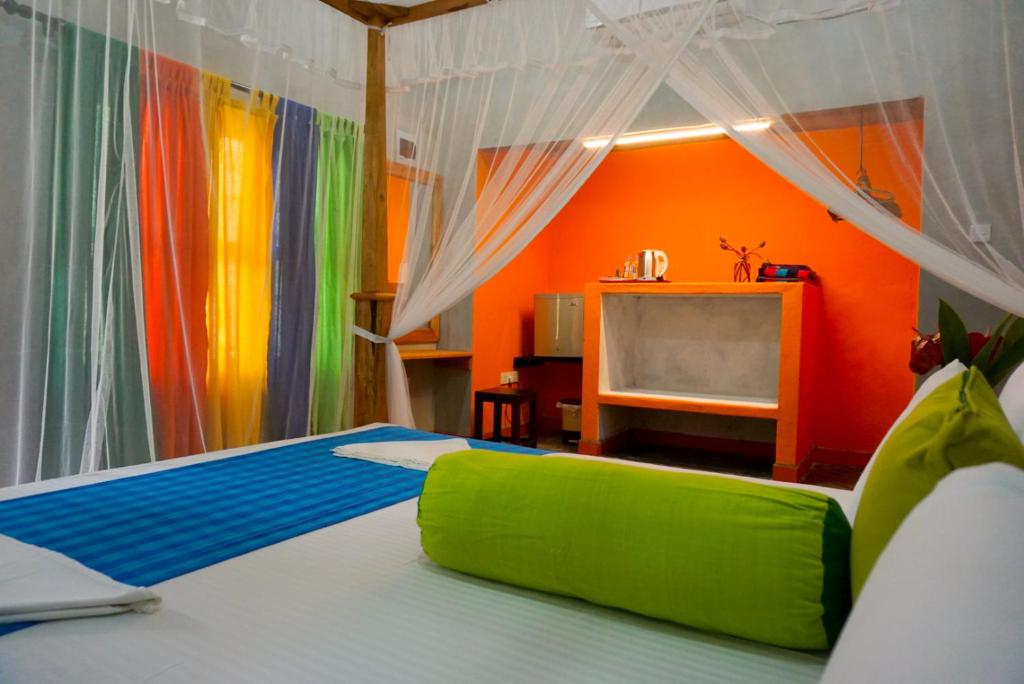 乌纳瓦图纳Villa Gaetano Unawatuna的一间卧室配有一张带绿色枕头的床