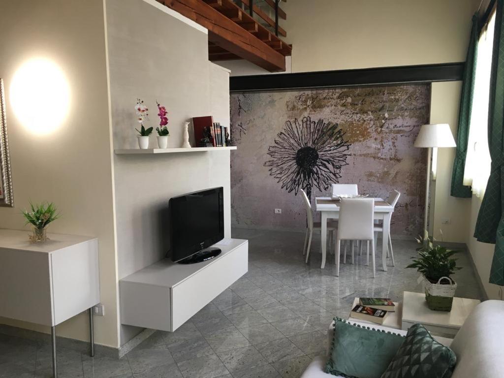 沃尔塔曼托瓦纳Il Vicoletto holiday house的带电视的客厅和用餐室