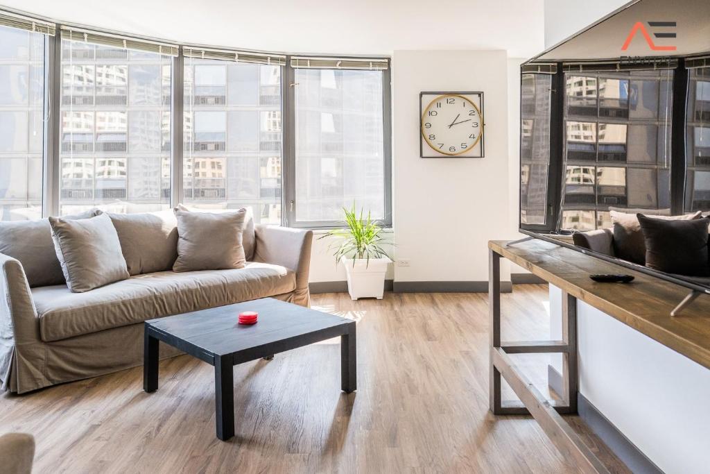 芝加哥ENVITAE 2BR Vibrant High-Rise Penthouse的客厅配有沙发和桌子