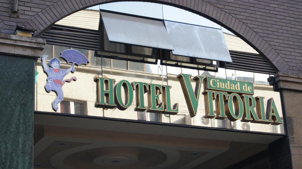 圣地亚哥Hotel Ciudad de Vitoria的酒店一侧的标志