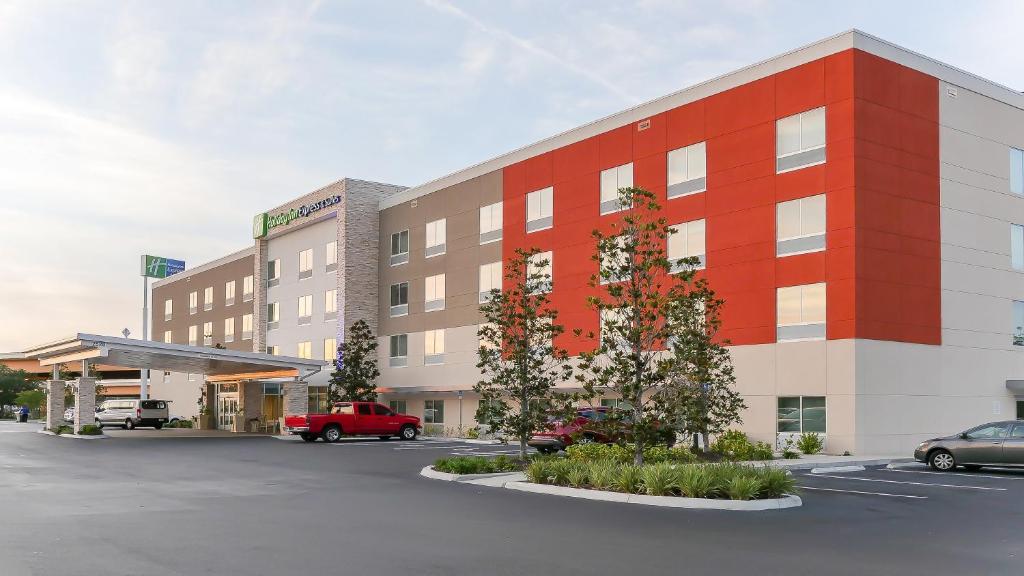 坦帕Holiday Inn Express & Suites - Tampa East - Ybor City, an IHG Hotel的大楼前的停车场