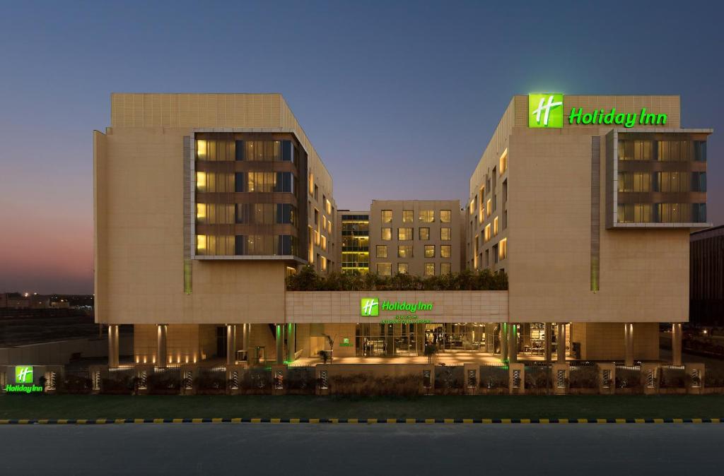 新德里新德里国际机场假日旅馆的一座建筑,上面有酒店的标志