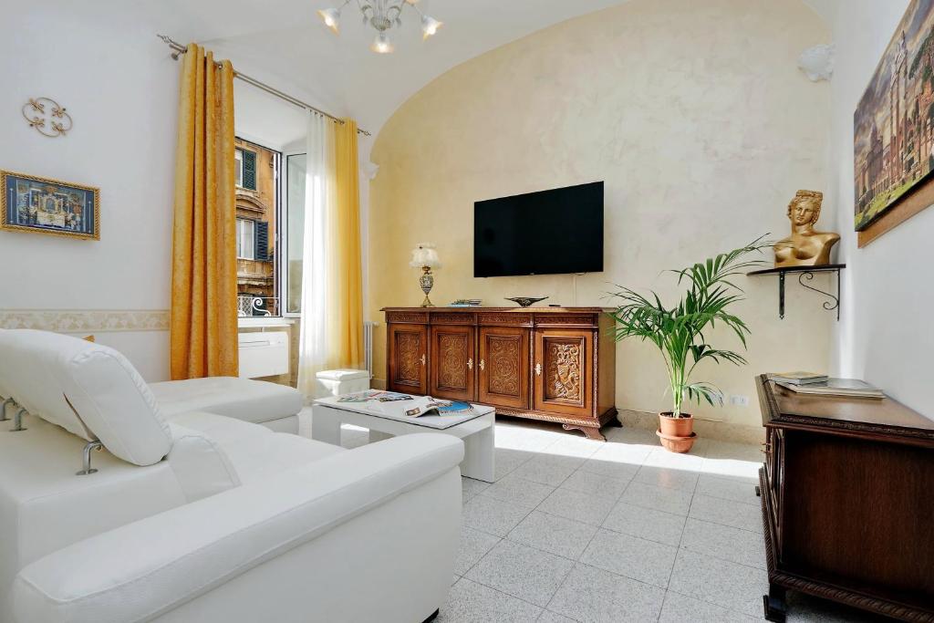罗马GEMMA DOMUS的客厅配有白色沙发和电视