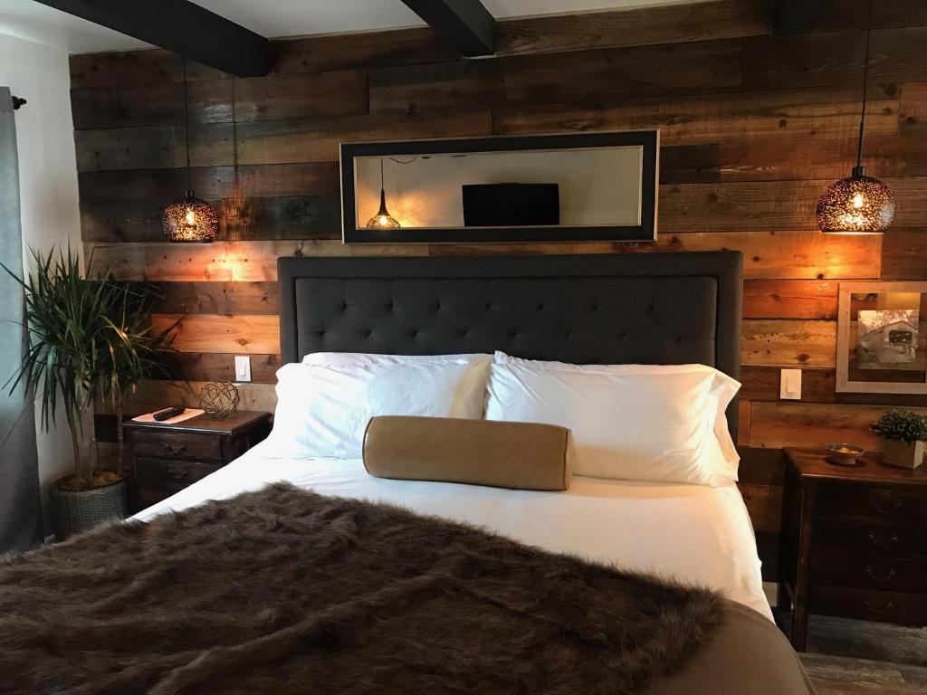 皮斯莫比奇贝壳海滩旅馆的卧室配有一张床,墙上设有镜子