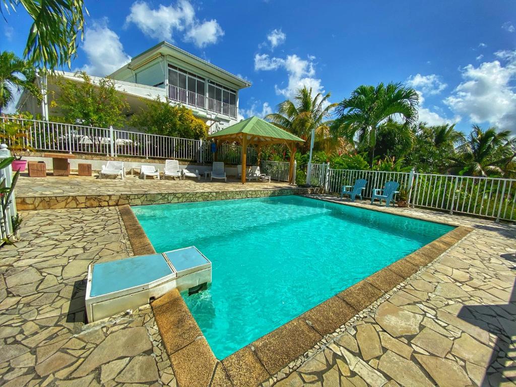 巴斯特尔Résidence Paradis Tropical的一座房子后院的游泳池