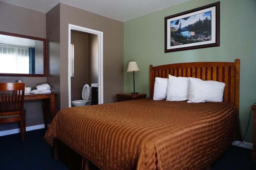 南太浩湖A&A Lake Tahoe Inn的酒店客房带一张橙色床罩