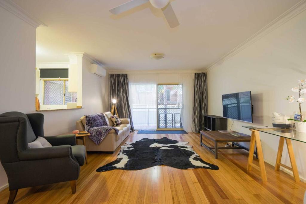 悉尼Urban Escape – Strathfield的带沙发和电视的客厅