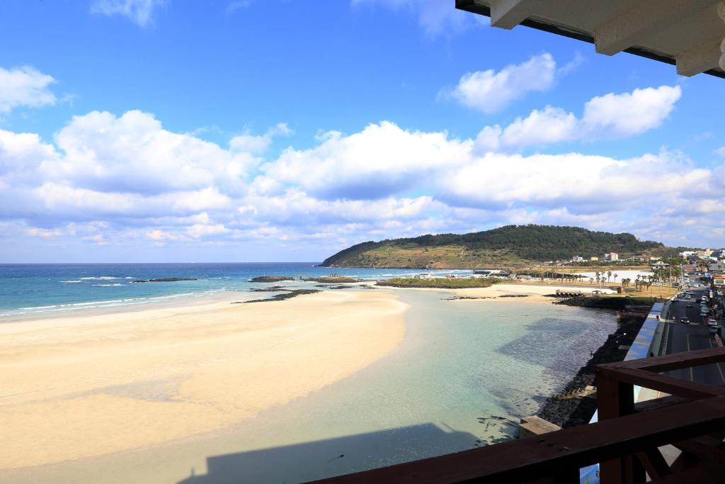 济州市海洋大酒店的从度假村的阳台上可欣赏到海滩景色