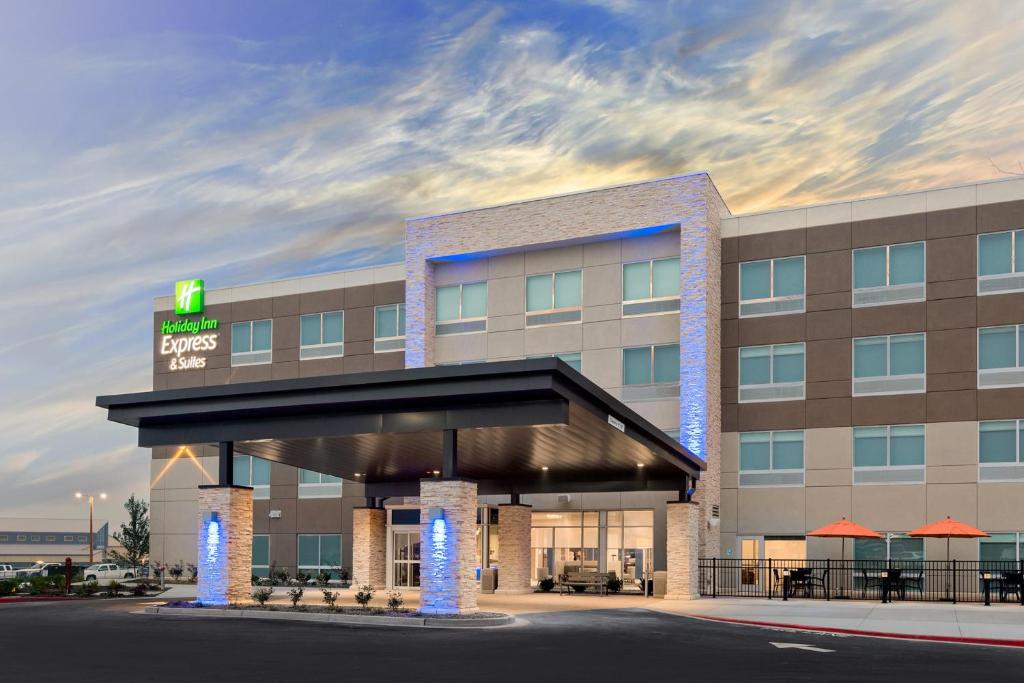 ProsserHoliday Inn Express & Suites - Prosser - Yakima Valley Wine, an IHG Hotel的建筑前方酒店 ⁇ 染