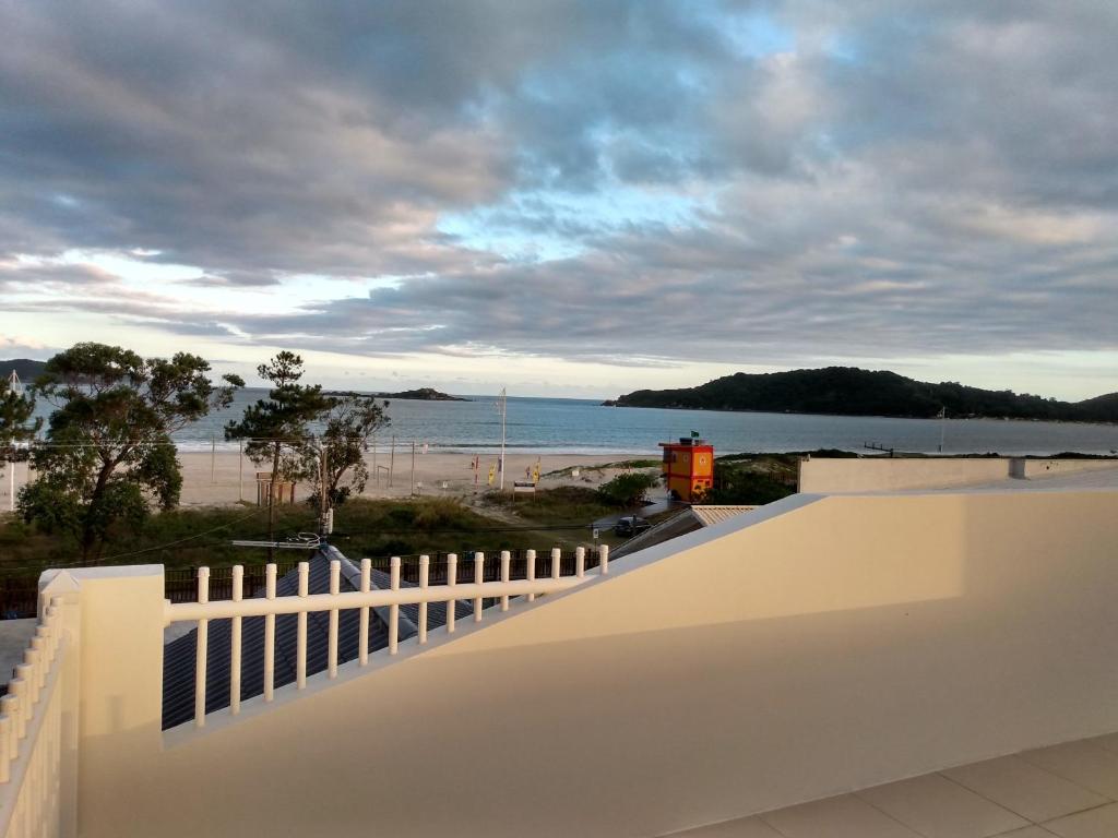 帕罗卡Apartamentos Praia do Sonho的阳台享有海滩美景。