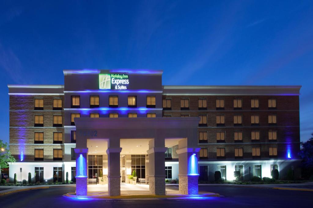 罗瑞尔罗瑞尔湖智选假日酒店及套房的酒店大楼前面有蓝色的灯光