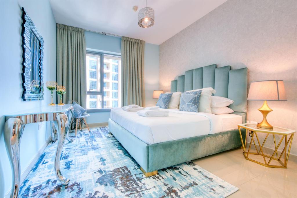 迪拜Bella Vista - 29 Boulevard Downtown Burj Khalifa的一间卧室配有一张大床和蓝色床头板
