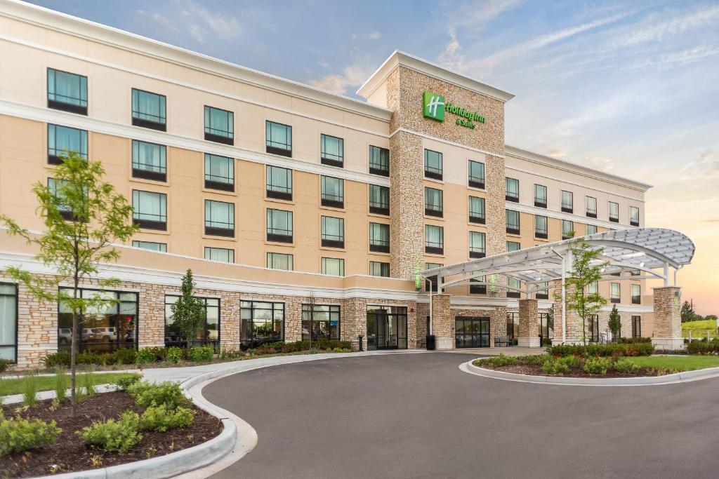 乔利埃特Holiday Inn Hotel & Suites - Joliet Southwest, an IHG Hotel的酒店前方的 ⁇ 染