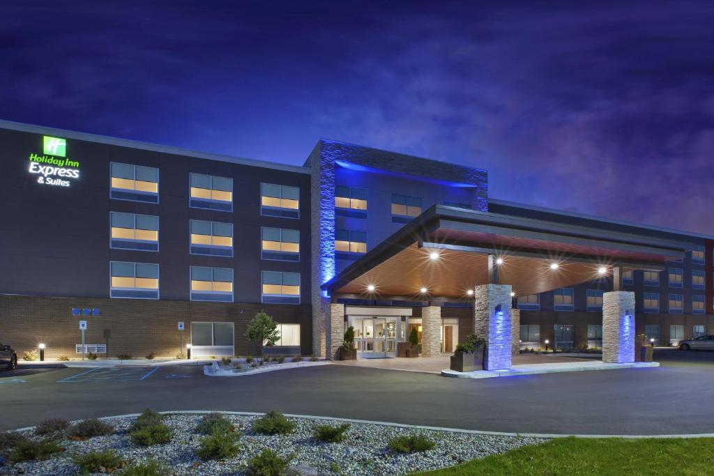 大急流城Holiday Inn Express & Suites Grand Rapids Airport North, an IHG Hotel的夜间医院建筑的 ⁇ 染