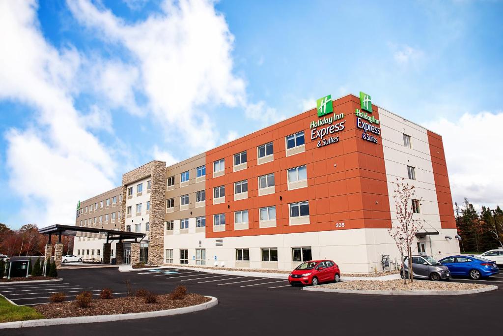 哈利法克斯Holiday Inn Express & Suites - Halifax – Dartmouth的停车场内有车辆的旅馆