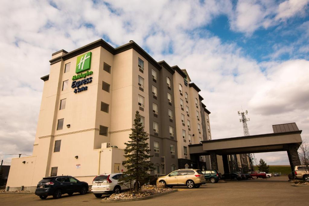 埃德蒙顿Holiday Inn Express Edmonton North, an IHG Hotel的停车场内有车辆的旅馆