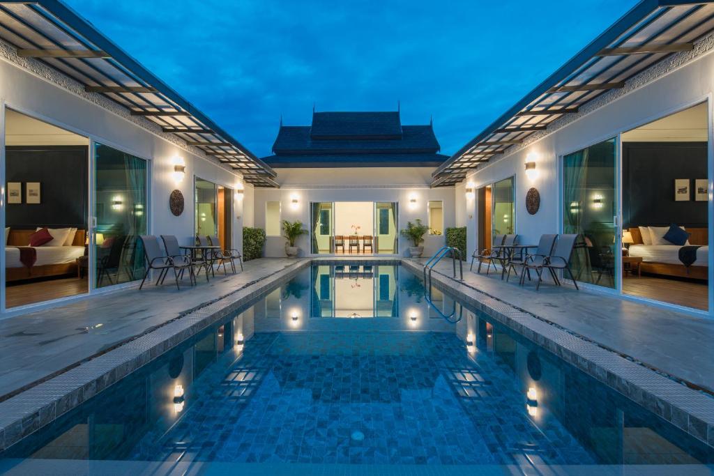 奈汉海滩Phuket La Siesta的夜间带游泳池的别墅