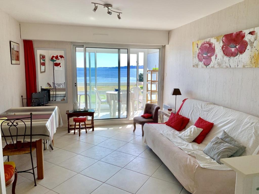 佩罗斯-吉雷克Appartement 3 étoiles avec belle vue sur mer à PERROS-GUIREC - ref 835的带沙发的客厅,享有海景