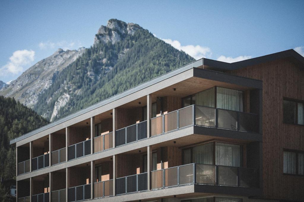 卢塔戈Luxegg - Mountain Lodge的一座山底建筑