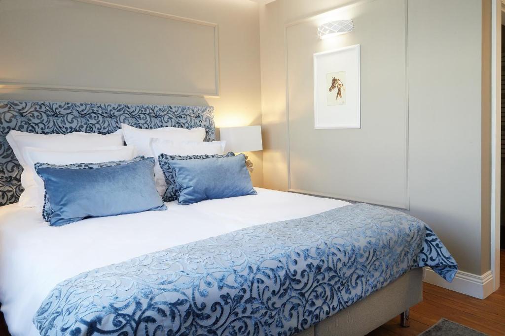 塔诺沃帕格涅Willa Stara Wozownia的一间卧室配有一张带蓝白色枕头的大床