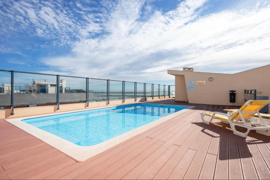 奥良OCEANVIEW Luxury Stunning Views and Pool的建筑物屋顶上的游泳池
