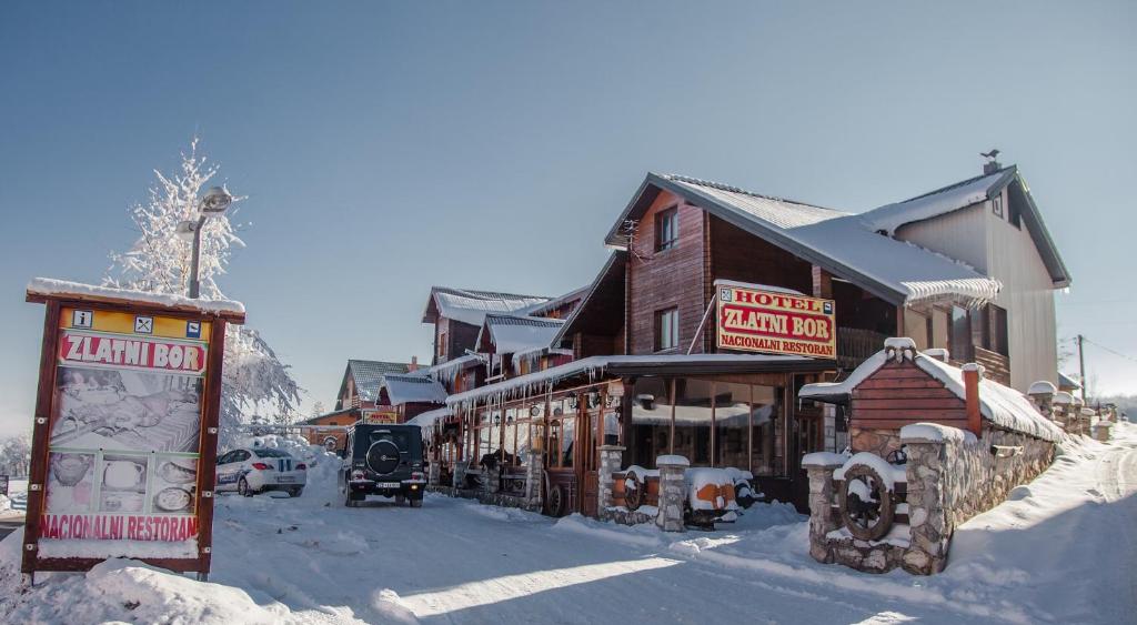 扎布利亚克金酒酒店的一座有建筑物的小镇上一条有雪覆盖的街道