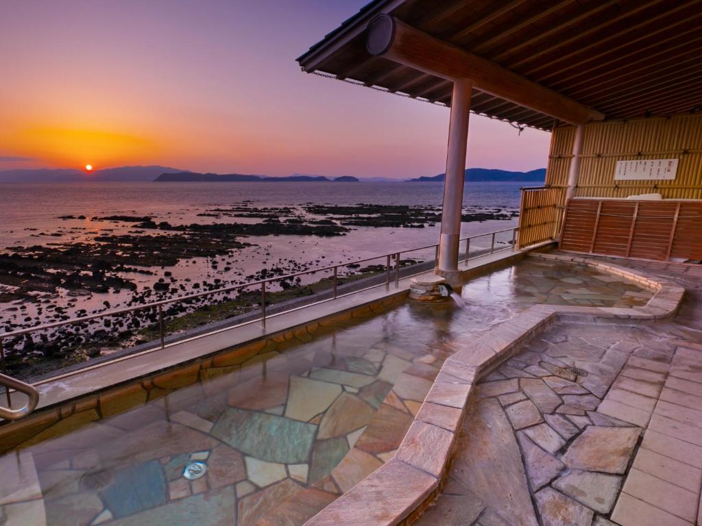 和歌山和歌山加太温泉　加太海月（前东屋五郎海滨酒店）的日落时分享有海滩美景的度假屋