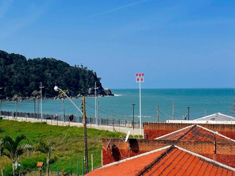 伊塔佩马Duplex com vista do mar!的享有海滩和大海的景色,拥有建筑