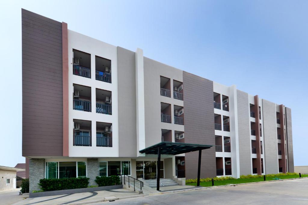 拉差汶里班拉姆恩酒店的公寓大楼,设有大型建筑
