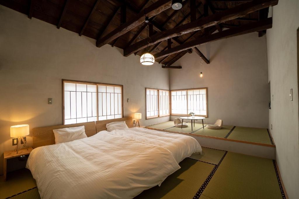 甲府Ebisuya / Vacation STAY 5850的窗户客房内的一张大白色床