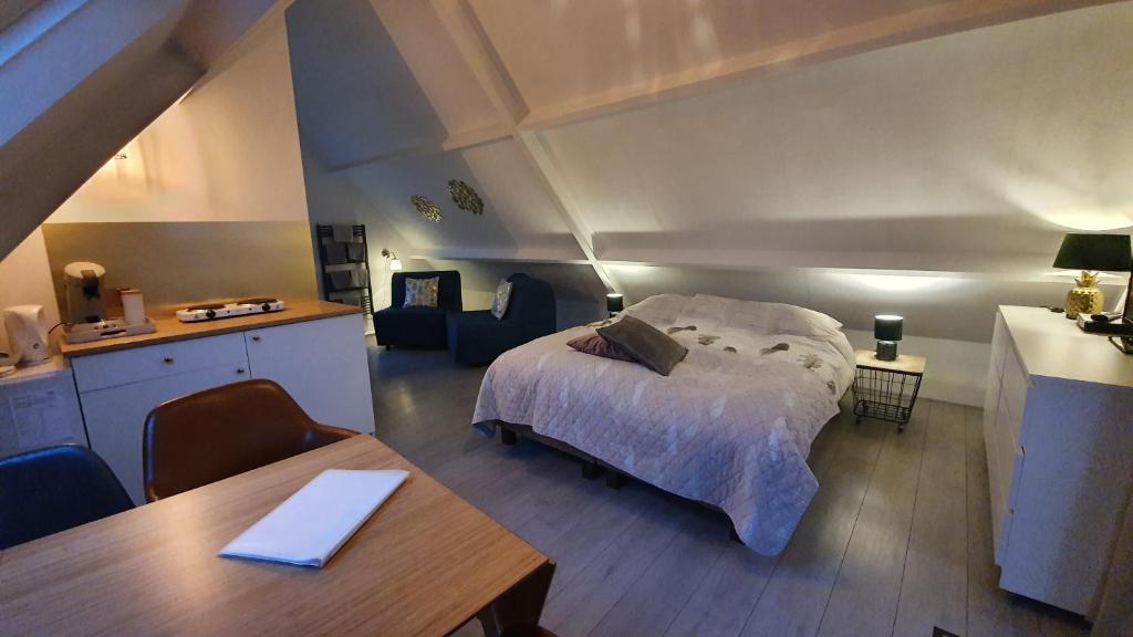 Broek op LangedijkLogeren op Dijk43的卧室配有一张床和一张桌子