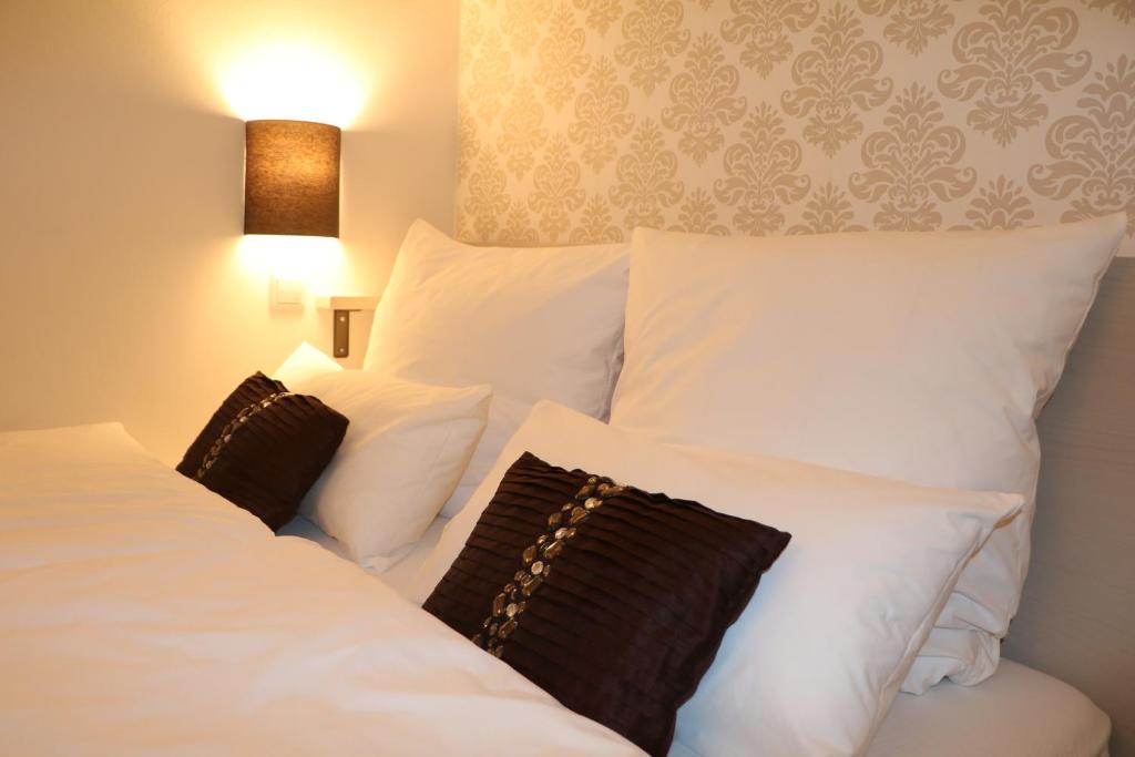 斯图加特List Five - Your British Guesthouse的配有白色枕头的酒店客房内的两张床