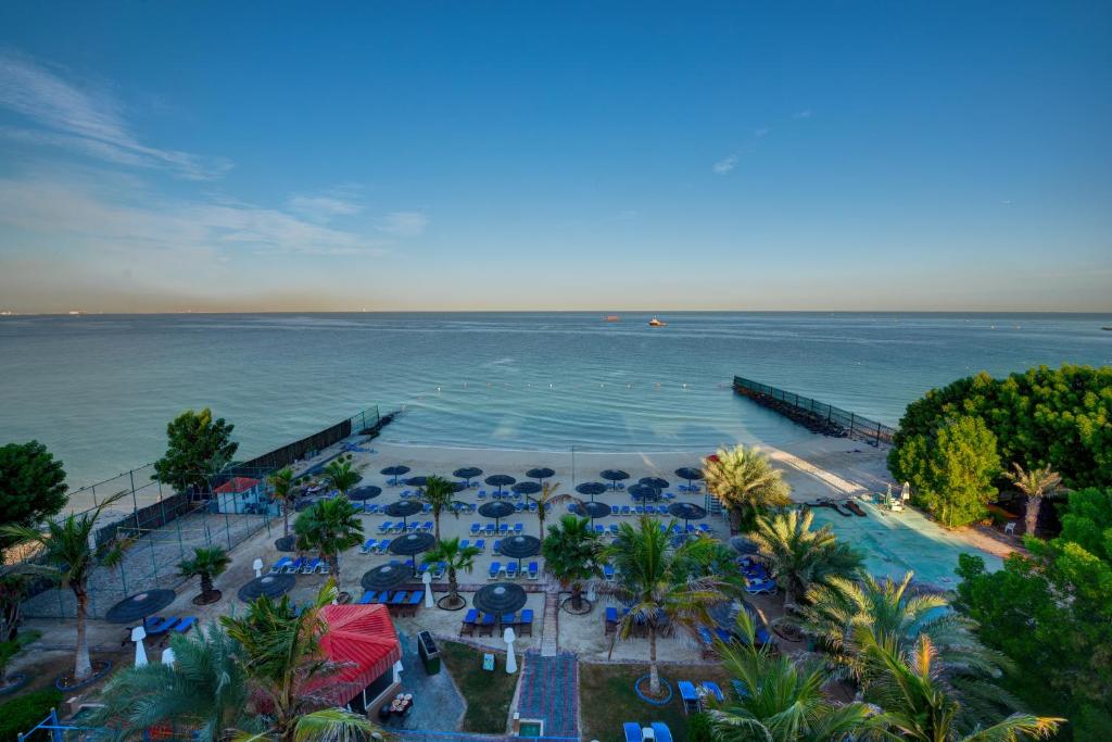 沙迦Sahara Beach Resort & Spa的享有度假胜地的海洋美景
