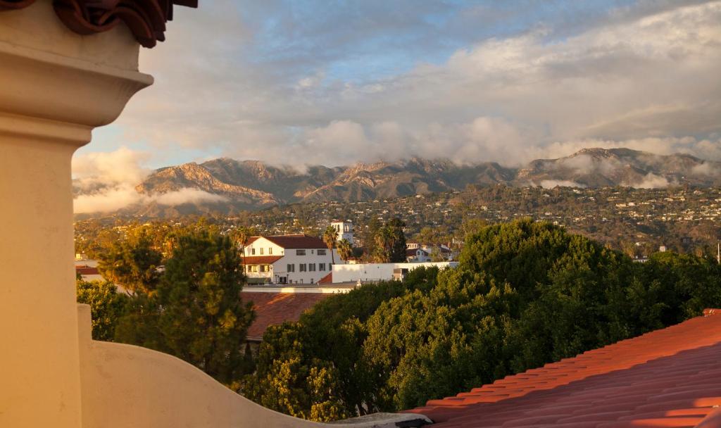 圣巴巴拉金普顿凯瑞酒店的享有山景。