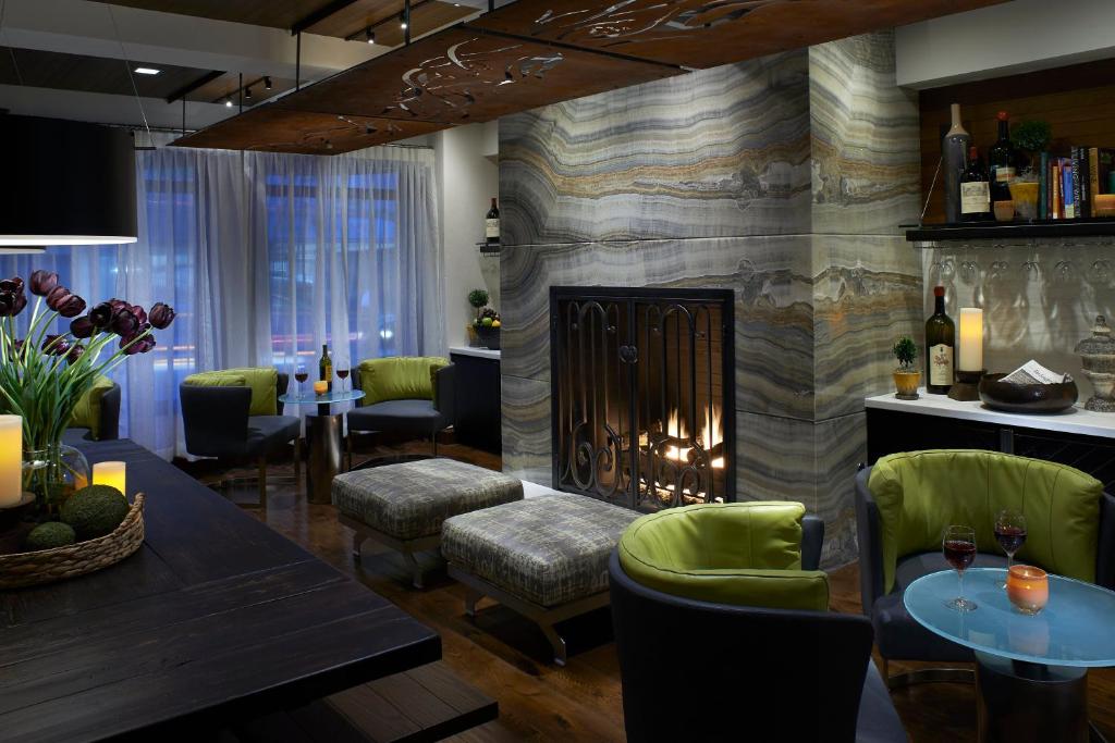 西雅图西雅图葡萄酒金普顿酒店的一间带壁炉和桌椅的餐厅