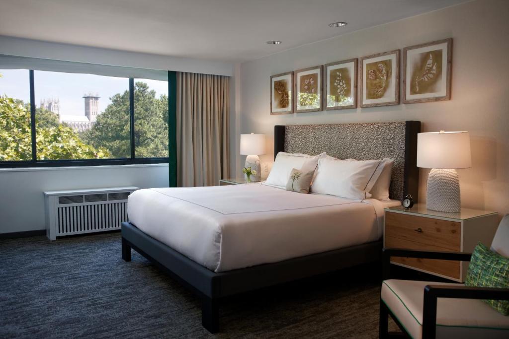 华盛顿Glover Park Hotel Georgetown的一间卧室设有一张大床和一个大窗户