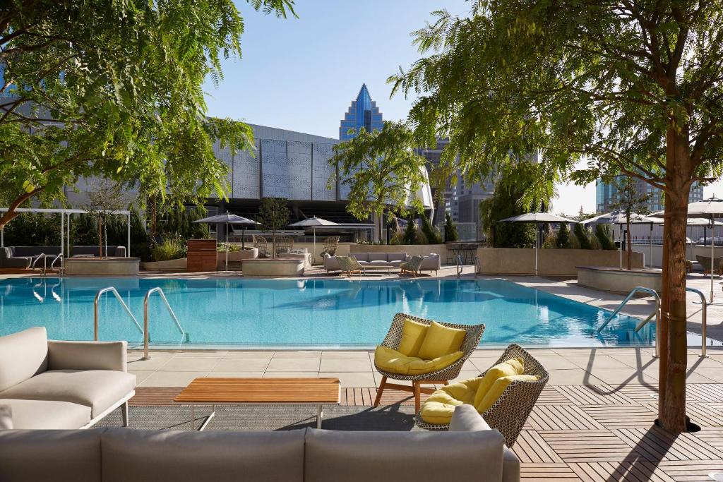 萨克拉门托金普顿索耶酒店的一个带桌椅的大型游泳池