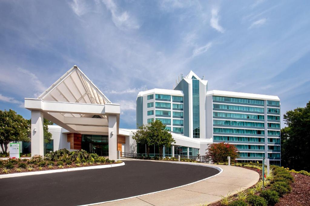 纽波特纽斯Holiday Inn Newport News - Hampton, an IHG Hotel的带有曲面车道的大型办公楼