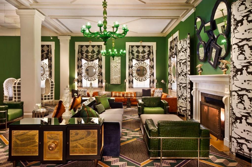 华盛顿摩纳哥华盛顿特区金普顿酒店的客厅设有绿色的墙壁和壁炉