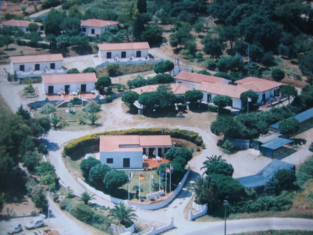 卡波利韦里Baia Azzurra的享有公园房屋的空中景致