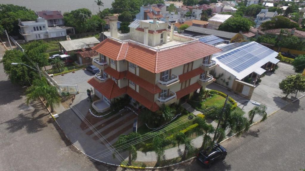 南圣洛伦索Laguna Aluguéis的享有带太阳能屋顶的房子的顶部景色