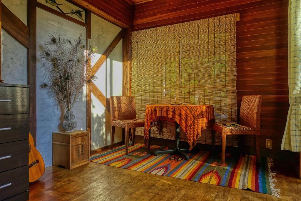 石垣岛435的一间位于地毯上的带桌椅的用餐室