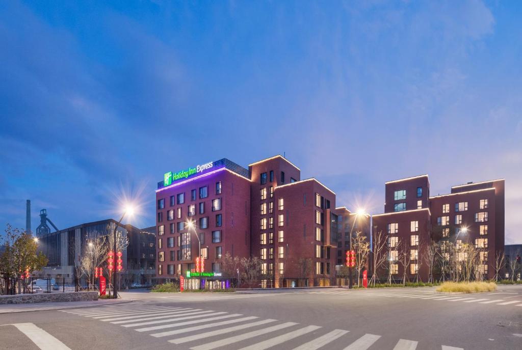 北京北京首钢秀池智选假日酒店的街道拐角处的建筑物