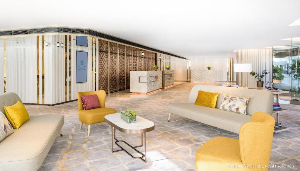 香港皇家太平洋酒店的带沙发、椅子和桌子的客厅
