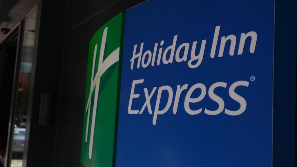 伊斯坦布尔Holiday Inn Express - Istanbul - Atakoy Metro, an IHG Hotel的假日快捷词的蓝色标志